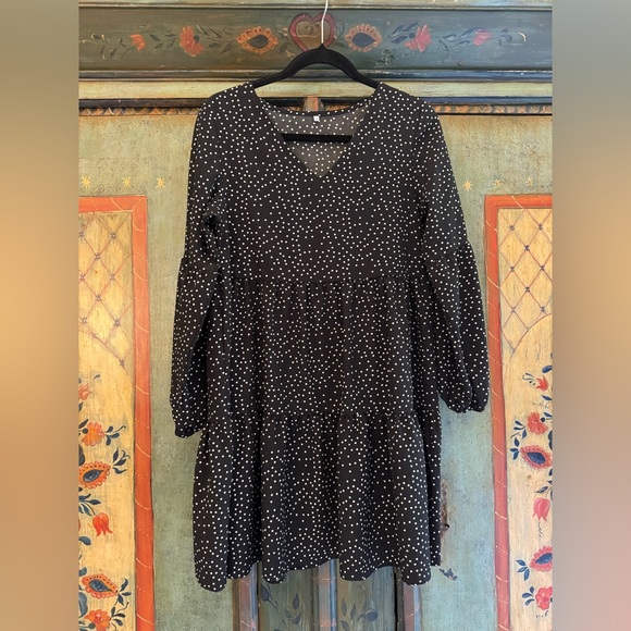 Dresses & Skirts - Black and white polka dot swing dress. Vneck, super cute! EUC size S